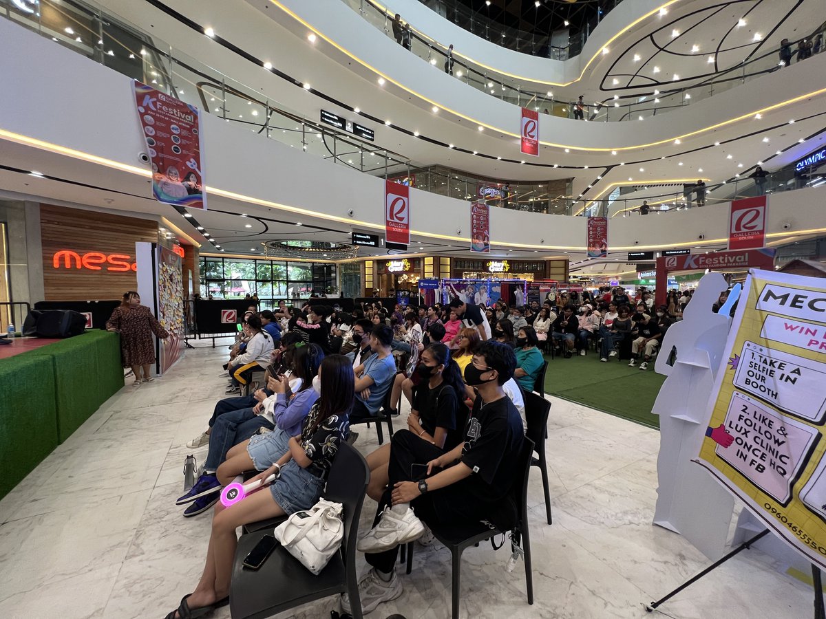 ITS TWICE TIME! 🍭

Happening right now at Robinsons Galleria South! 🫶🏻

 #TWICE #ONCE #TWICEUPONATIME #ONCEHQ #KFESTIVAL