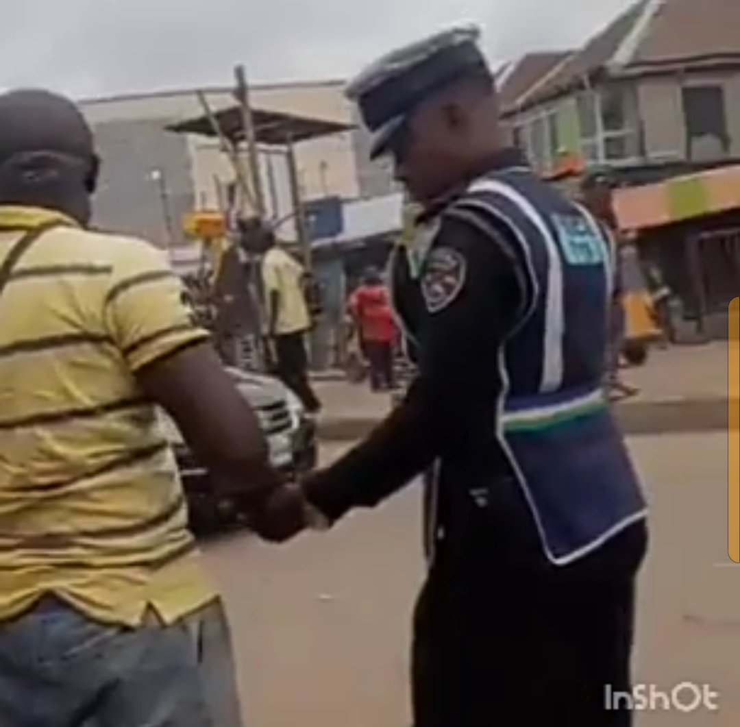_TheDewale's tweet photo. @InibeheEffiong Nigerian Police. 😂 😂 😂 https://t.co/2uHoBQxRMN