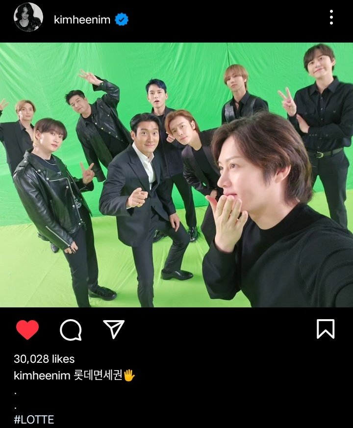 heebunim's tweet photo. heechul ig post with #SUPERJUNIOR 💙

"lotte duty free 🖐️"

finally ot9 group photo after a long time 😭 https://t.co/owN5wTFErh