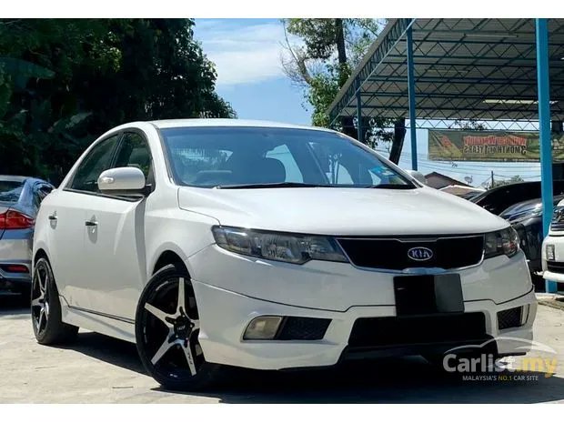 Baru ni aku masuk used car. Saja nak tengok kereta yang ada di situ

Ternampak satu kia forte 2011. Nampak mewah. Aku minta kunci nak test engine.

Bila masuk kereta, tokey berbangsa india datang teman aku. Aku layankan je.

Aku dah start engine. Cuba masuk gear reverse,