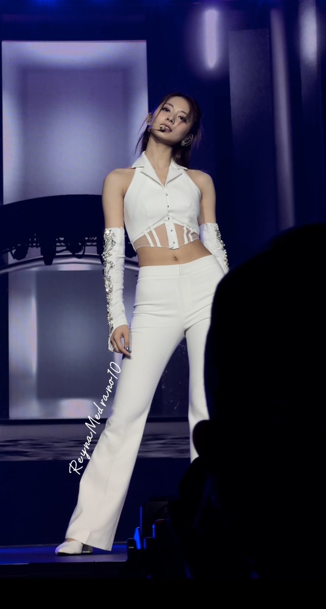 ReynaMedrano10's tweet photo. Tzuyu looking so stunning and beautiful during her Done for Me stage 💙

#Tzuyu #쯔위 #子瑜 #TWICE_5TH_WORLD_TOUR #TWICE #READYTOBE #TWICEinDALLAS
#TWICE_5TH_WORLD_TOUR_IN_DALLAS https://t.co/7QDVVpjFda