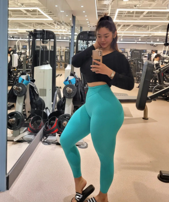 在健身房厕所被细狗弟弟内射了！