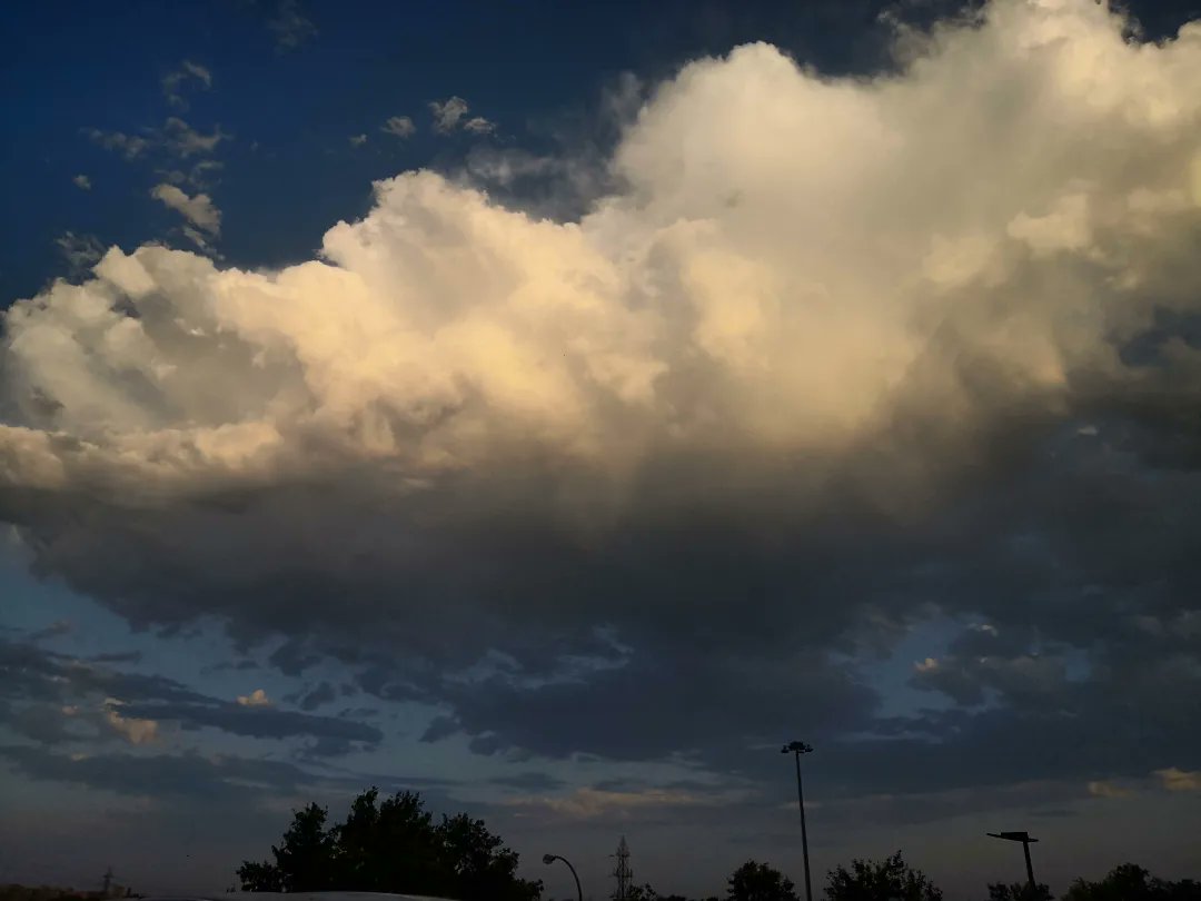 meteoecovisual's tweet photo. Antes de las #tormenta nocturna del pasado jueves hubo otra al final de la tarde cuando pasó aparecieron estos #cumulos #mediocris #virga dejando esta espectacular aspecto

#santboi 
#santboidellobregat 
#BaixLlobregat #nubes
#lluvia 
 #precipitación
#observadormeteorologico https://t.co/xZ6L26Az5U