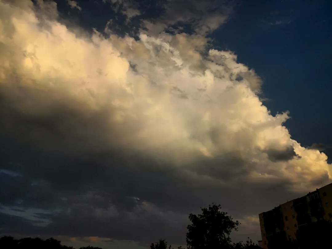 meteoecovisual's tweet photo. Antes de las #tormenta nocturna del pasado jueves hubo otra al final de la tarde cuando pasó aparecieron estos #cumulos #mediocris #virga dejando esta espectacular aspecto

#santboi 
#santboidellobregat 
#BaixLlobregat #nubes
#lluvia 
 #precipitación
#observadormeteorologico https://t.co/xZ6L26Az5U