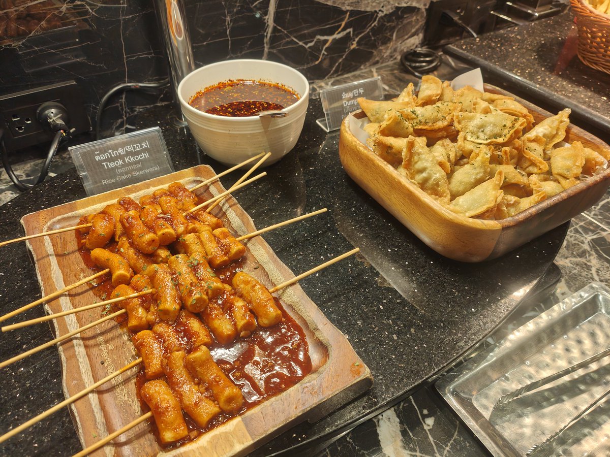 KaewtaeMai's tweet photo. วันนี้ไปกินบุฟเฟ่ต์เกาหลี #NeneBBQ สาขาบางกะปิมา อร่อยยยยย ของกินเล่นเยอะมากกก น้ำจิ้มก็เยอะ เครื่องเคียงก็เยอะ ชิมๆ ทุกอัน ต๊อกที่เสียบไม้อร่อยมาก เนื้อก็ดี หมูก็นุ่ม ตบท้ายไอติมลิ้นจี่ ชาไทย กับผลไม้ กินจนพุงออก55555555 แนะนำให้ไปลอง
#บุฟเฟ่ต์ #อร่อยบอกต่อ https://t.co/Foee1UCurJ