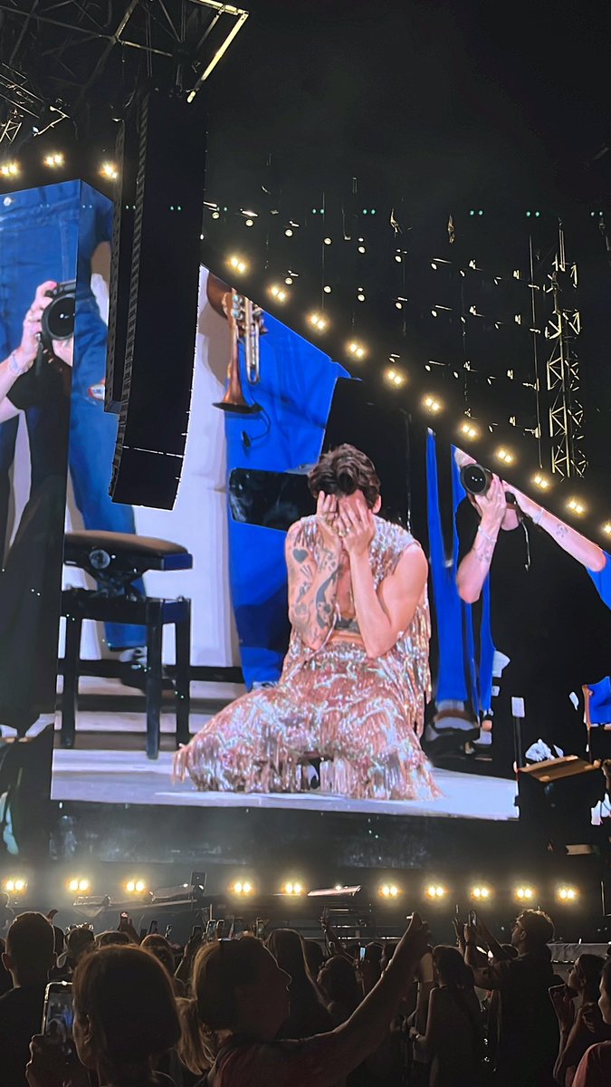 angel🕷️eras tour! tweet media