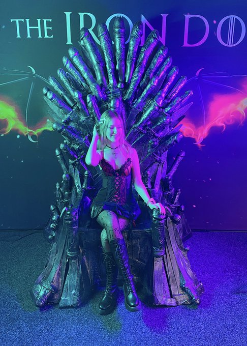 Sitting on an iron throne made out of cocks 😌 That&rsquo;s why they call me the queen of seven kingdongs 😋💅🏻