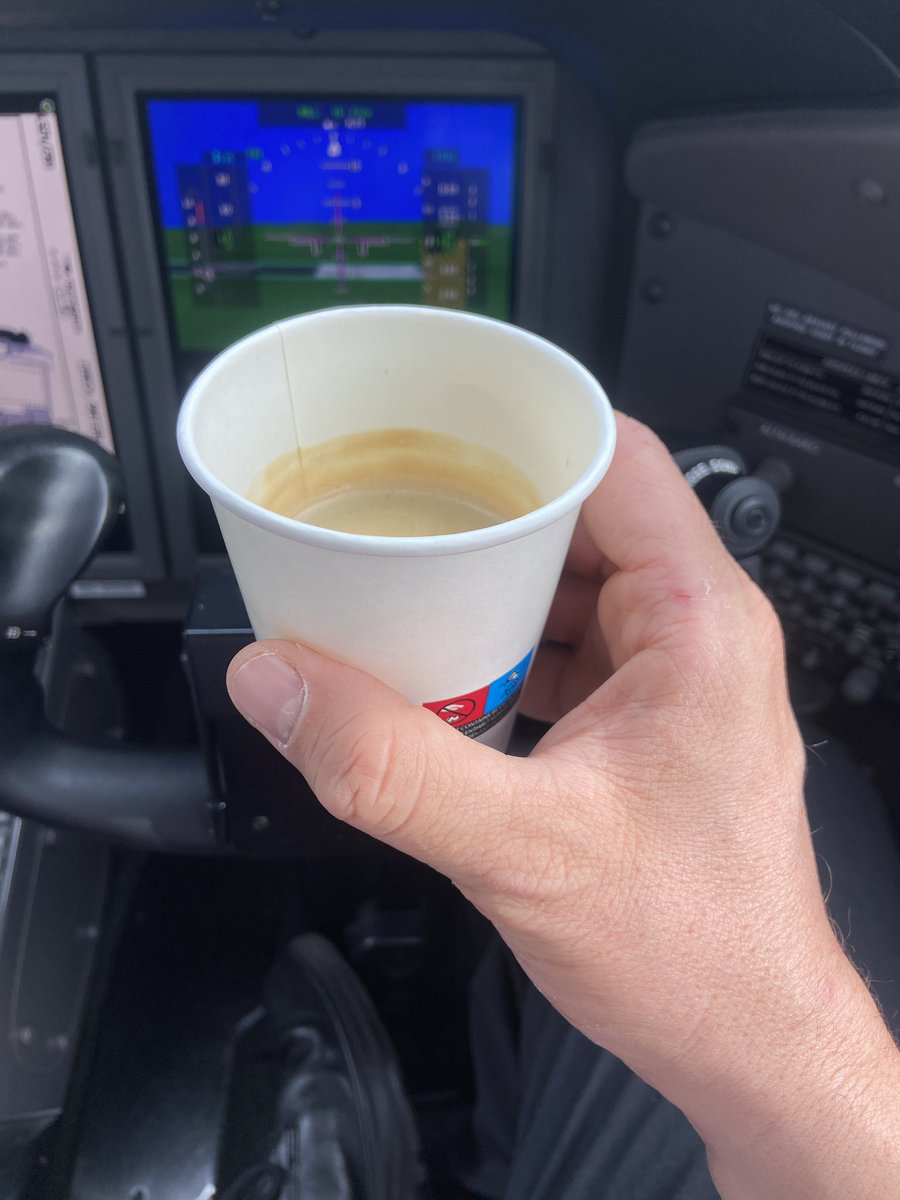 Alexand30541740's tweet photo. Que no os mientan, la aviación se sostiene con dos pilares: queroseno y café. https://t.co/FOFhj8b7hR