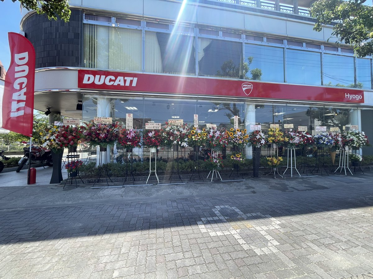 DucatiHyogo's tweet photo. 本日よりDucatiHyogo
グランドオープンです!!
ぜひ遊びにきてください☺️
みなさまのご来店お待ちしております🙇♀️🙇♀️
#ducatiosakaeast
#scramblercamposaka
#スクランブラーキャンプ大阪
#バナーレーシング
#ドゥカティ
#ドゥカティいいじゃん
#ducatihyogo
#ドゥカティ兵庫
#DucatiHyogo https://t.co/x3I55zp2py