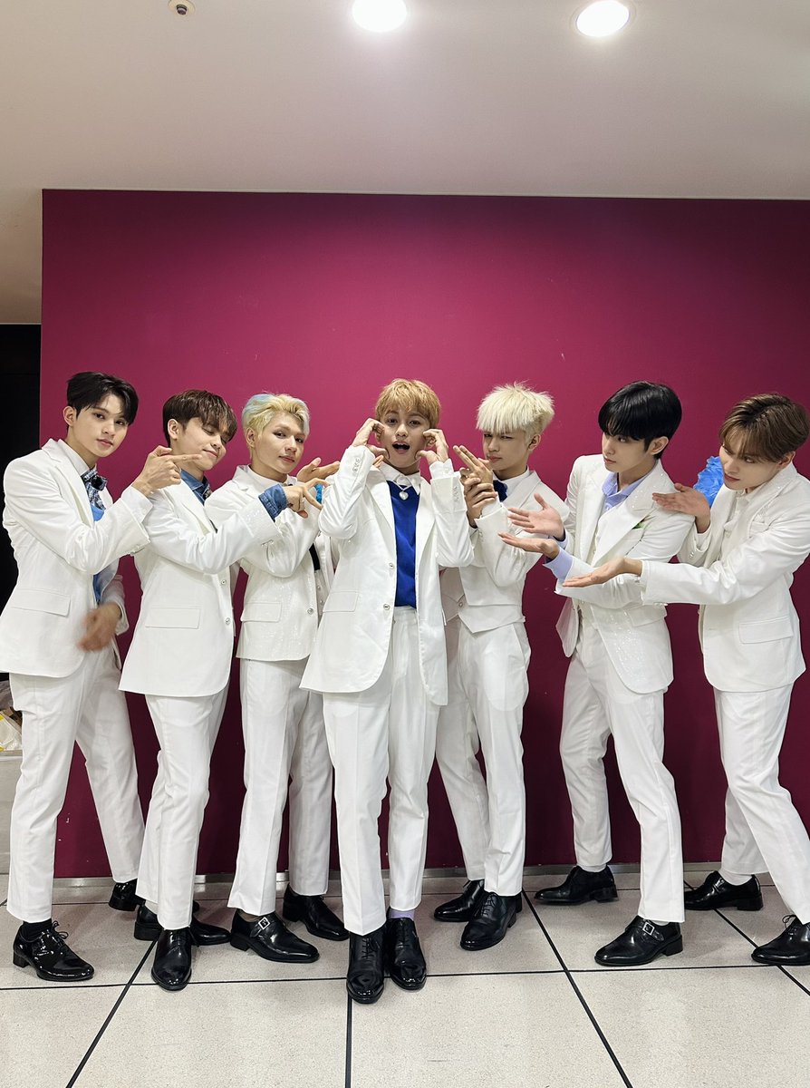 HORI7ONofficial's tweet photo. 2023. 07. 29
@ MBC <쇼! 음악중심>

https://t.co/46LLlNBuCu

#HORI7ON #호라이즌 #SIX7EEN https://t.co/rr5g5EqIJU