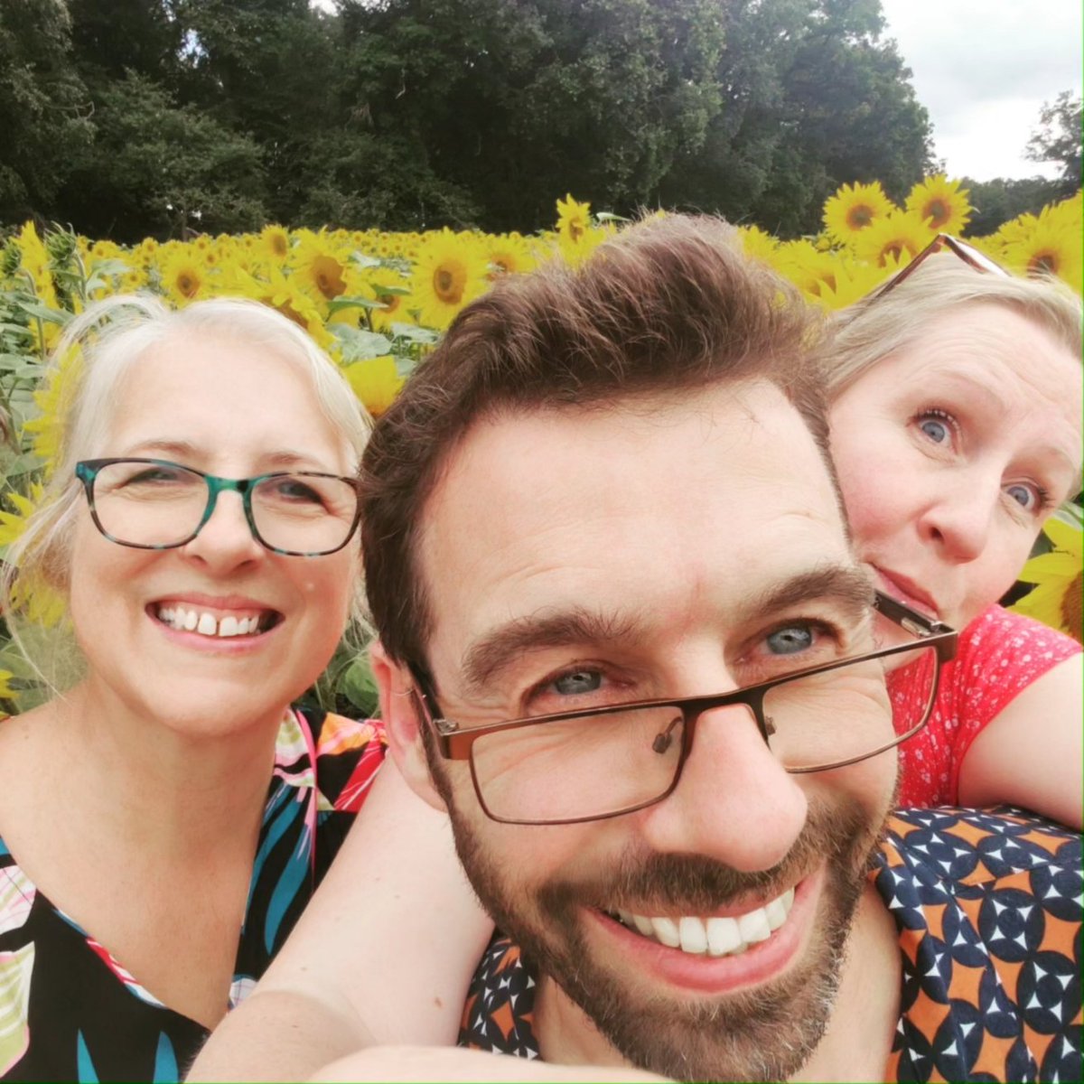 JenniKeer's tweet photo. What a day!
#Banksy #art @Moyseshall #tastingmenu #foragekitchen #sunflowers #roughamestate #BuryStEdmunds #hottub @bewellbarn #Suffolk 
#FridayFeeling #goodfriends
Happy birthday @marcusartistry1! https://t.co/ewWKmDt47G