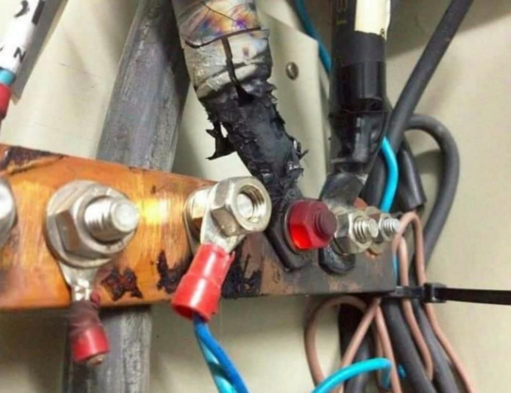 Goedemorgen.

In de meterkast brandt al een paar dagen een rood lampje, weet iemand wat dat betekend?