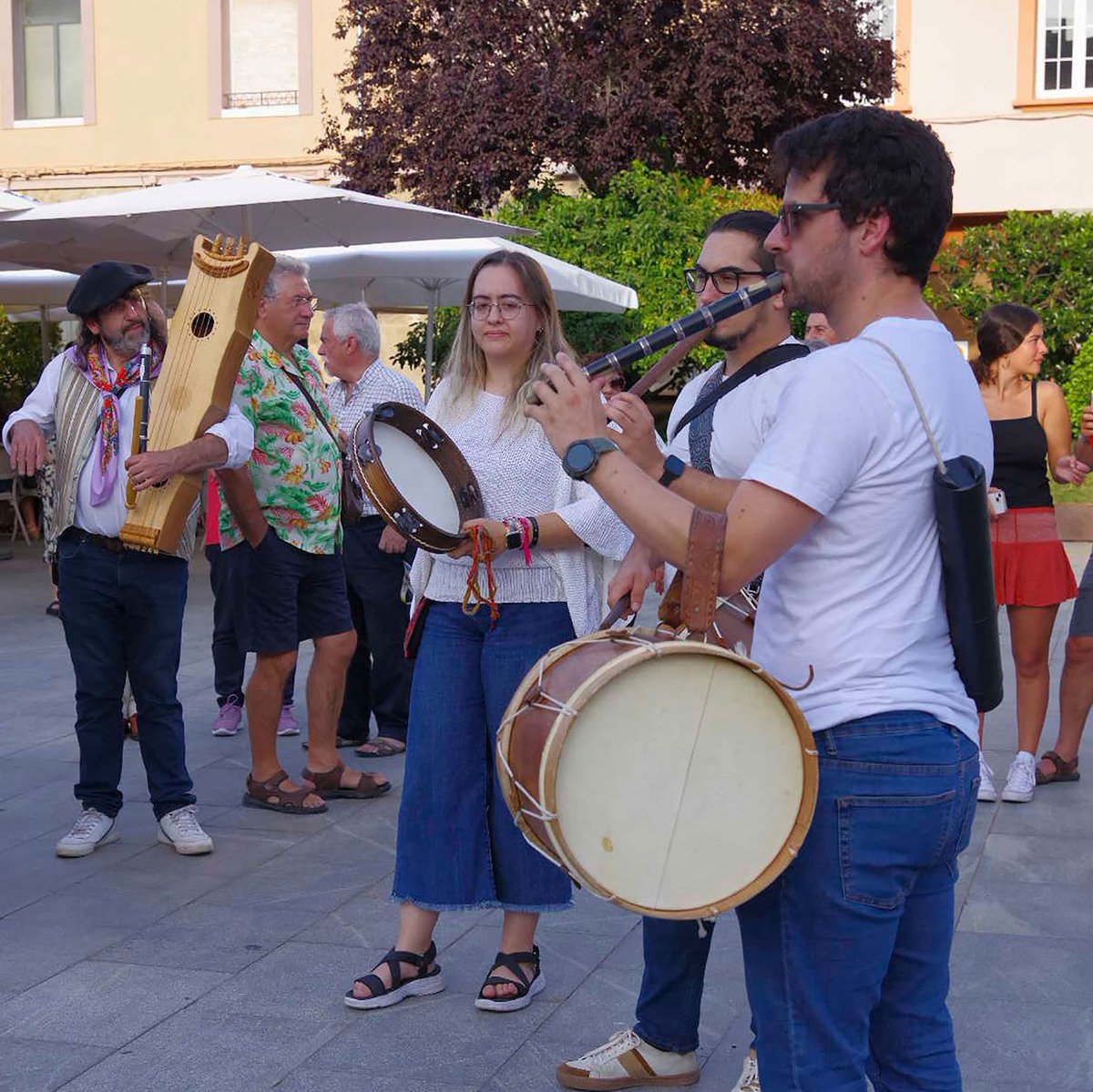 festivaljaca's tweet photo. ⭐️🥁🎶Jornadas ‘Al son del chiflo" en #Jaca
Feria de #lutieres en la Plaza Biscós y música en la calle, #Contradanza de #Cetina, conciertos...
ℹ️ https://t.co/KnwuJicqKO
@aytojaca
#JacaPirineos #Jaca #FestivalJaca #festivalfolklóricoJaca #yotambiéniréaJaca #venyviveelfestival https://t.co/cnlaaon0Nv