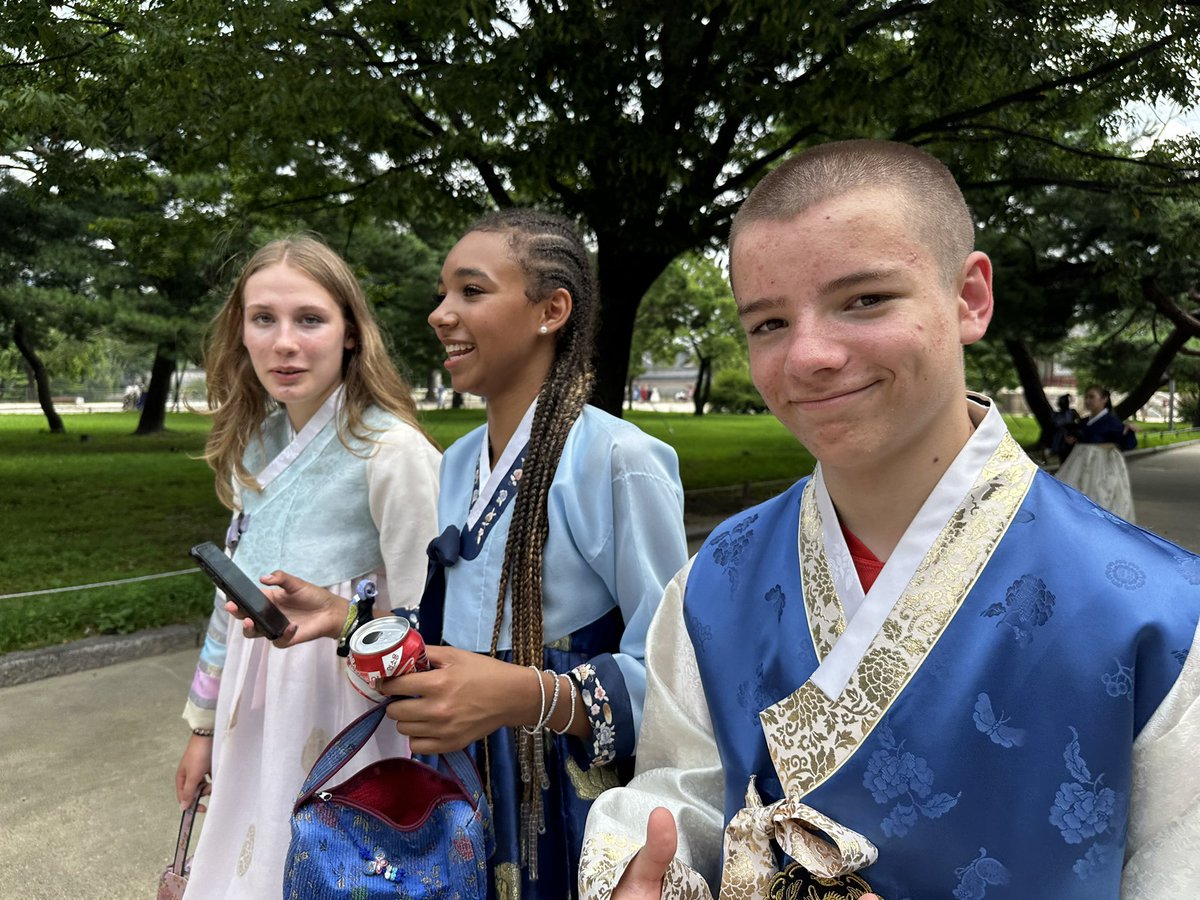 Patrol one visited the royal palaces today in traditional hanboks 👘