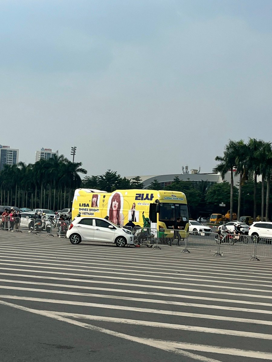 LisaVietnam's tweet photo. LISA BUS IS HERE 💛💛💛 https://t.co/3YLfNVWPxg