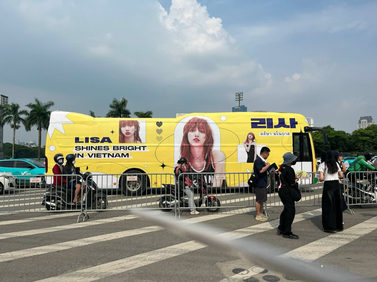 LisaVietnam's tweet photo. LISA BUS IS HERE 💛💛💛 https://t.co/3YLfNVWPxg