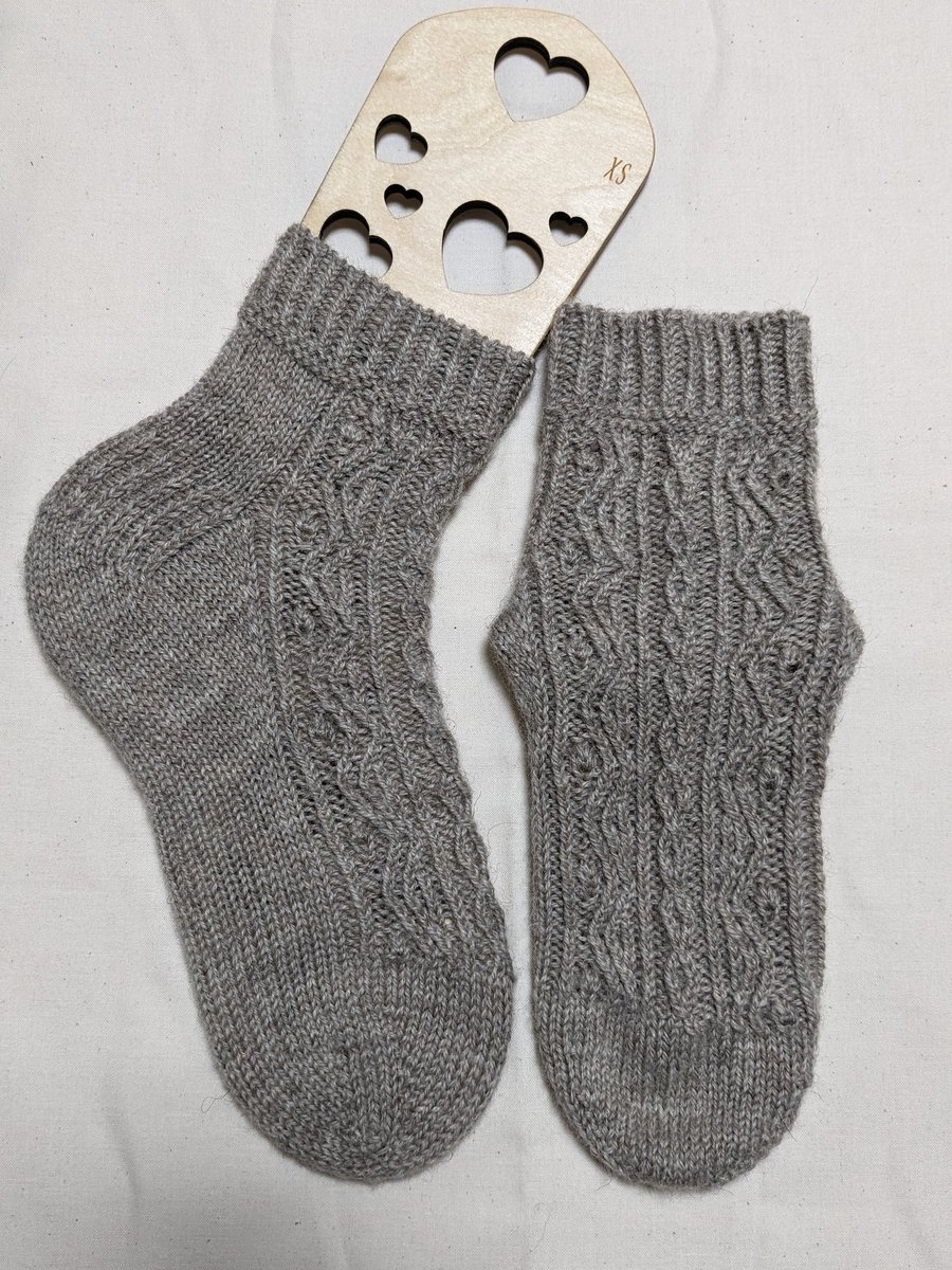 ra6rir6ure6ro's tweet photo. 水通しも終わり、完成しました🧦✨
編んでて凄く楽しかったのでおかわり決定です😋🧶
#YuccaKnit #YukiWatari_socks #雪渡りのくつした https://t.co/KwsMeg0j9q