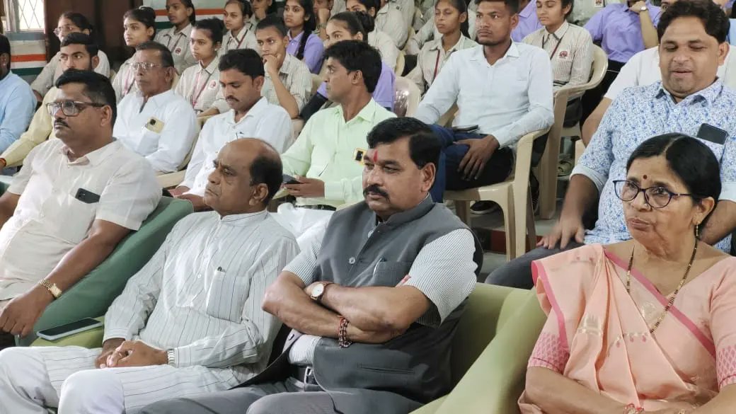 kuberdindor's tweet image. આજરોજ મહીસાગર જિલ્લાના લુણાવાડાની કિસાન માધ્યમિક વિદ્યાલય ખાતે &quot;અખિલ ભારતીય શિક્ષા સમાગમ કાર્યક્રમ&quot; નું આયોજન કરવામાં આવ્યું હતું તેમાં સહભાગી થઈ કાર્યક્રમનું જીવંત પ્રસારણ શાળાના વિદ્યાર્થીઓ સાથે નિહાળ્યું.(1/3)