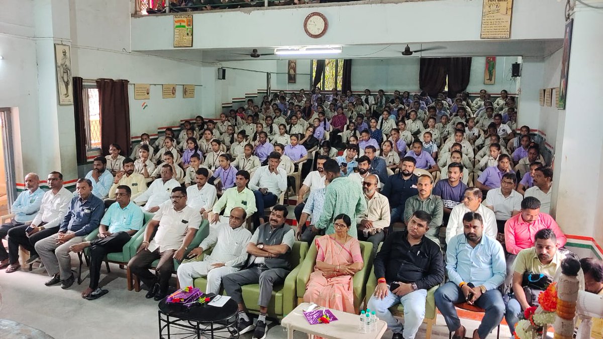 kuberdindor's tweet image. આજરોજ મહીસાગર જિલ્લાના લુણાવાડાની કિસાન માધ્યમિક વિદ્યાલય ખાતે &quot;અખિલ ભારતીય શિક્ષા સમાગમ કાર્યક્રમ&quot; નું આયોજન કરવામાં આવ્યું હતું તેમાં સહભાગી થઈ કાર્યક્રમનું જીવંત પ્રસારણ શાળાના વિદ્યાર્થીઓ સાથે નિહાળ્યું.(1/3)