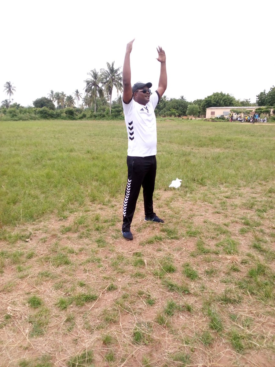 Journée Nationale du Sport acte 11, le maire de la commune des Lacs 2 Benoît Amavi MENSAH était ce samedi matin 29 juillet 2023 au milieu des sportifs de sa commune sur le terrain du lycée Agouegan.