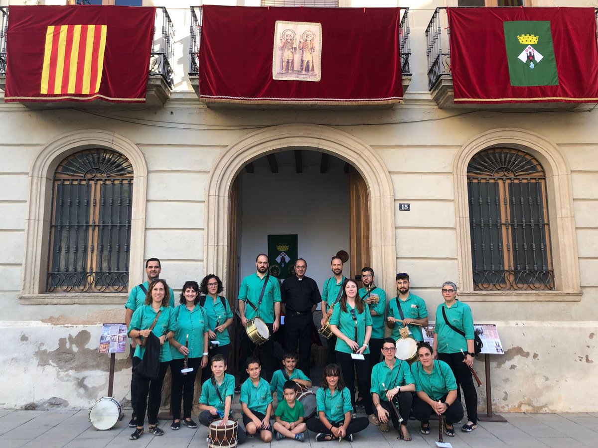 stmiquelespluga's tweet image. 🥁🎶 De bon matí, hem rebut el toc de #Matinades dels #Grallers de l’Espluga i la primera ofrena per obrir l’exposició votiva dels #SantsPatrons. @esglesiatgn