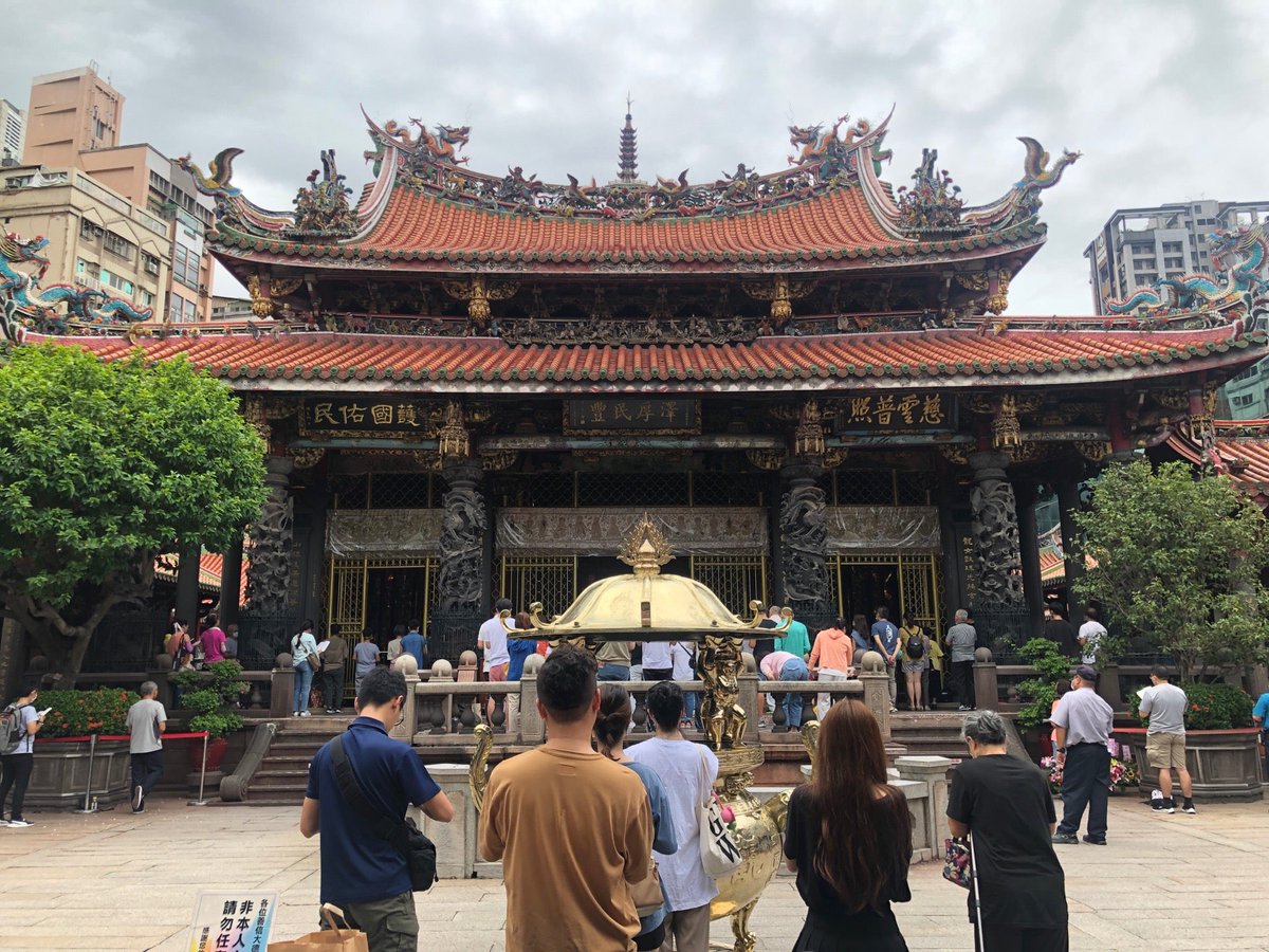 peacejerry's tweet photo. I'm at Longshan Temple in Taipei, 台北市 https://t.co/WhQGu6gYYI https://t.co/b08wf0J9Gj