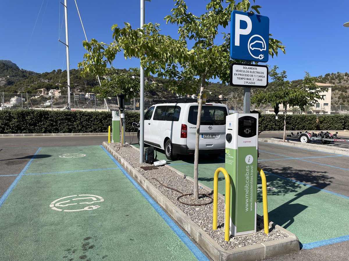 salvado97's tweet photo. @goib quina vergonya que des únics 4 carregadors elèctrics gratuits que hi ha en tot el Port de Sóller no en funciona CAP. https://t.co/kwxF998tjg