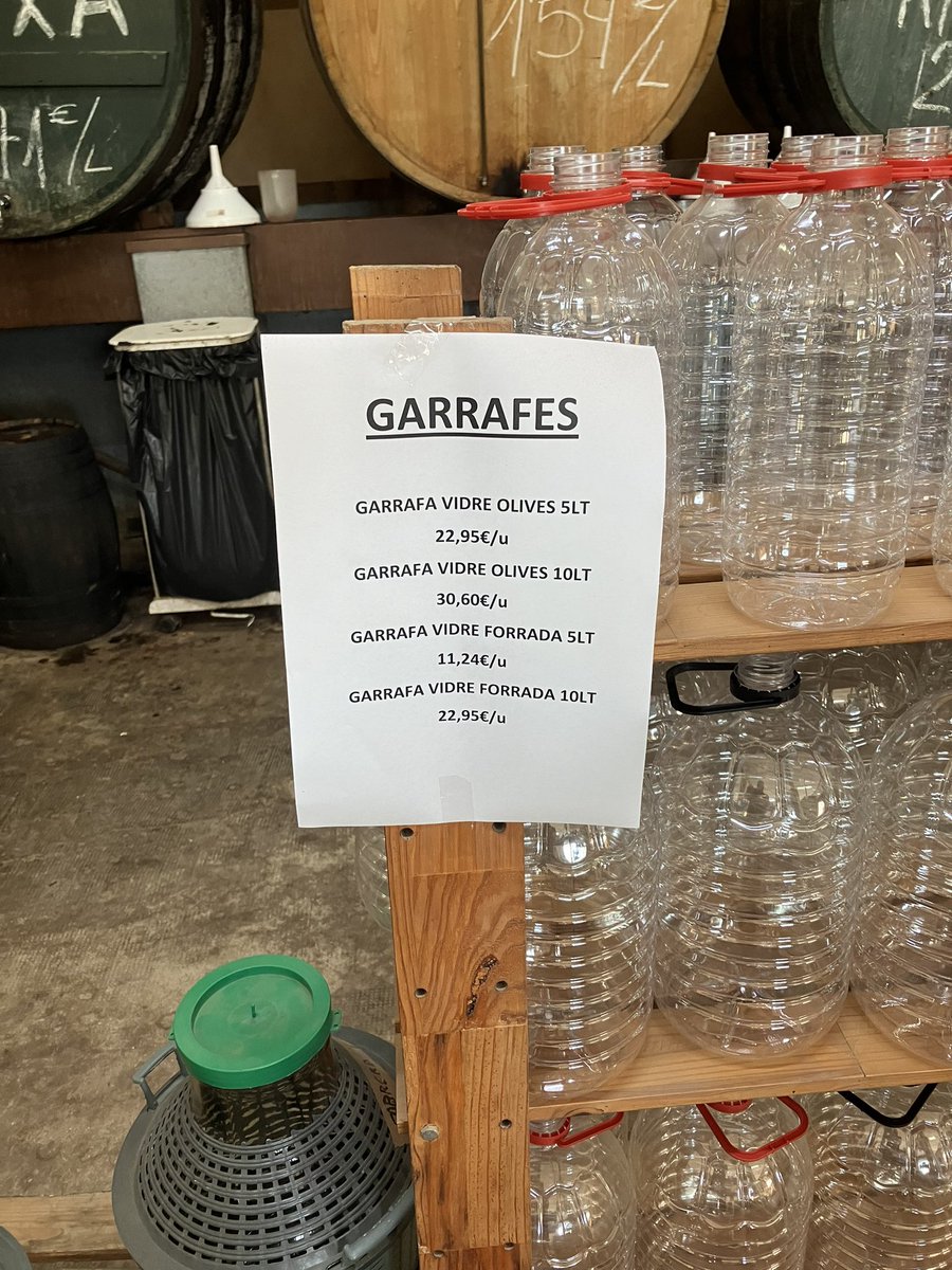 pauetvidal's tweet photo. Tots els rètols en normal, pràcticament tots els productes en normal, els empleats t’atenen en normal… Ha estat com si el país encara existís 💛🧡 https://t.co/Vv11GiZ7xv