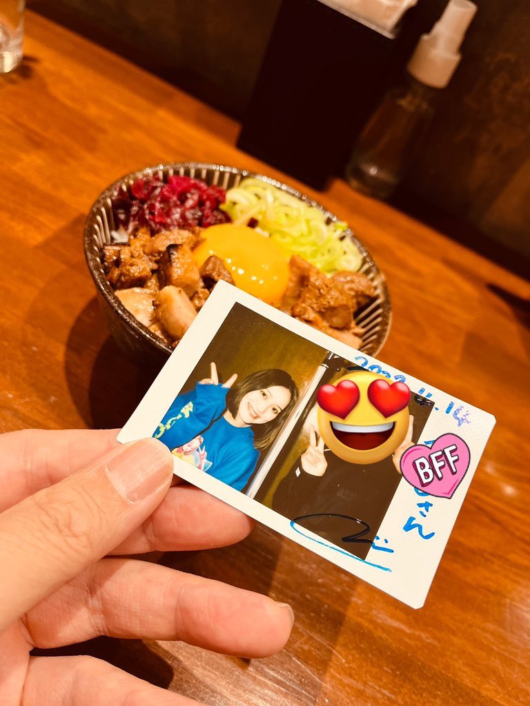 fO0XSREWm2cF61s's tweet photo. 本日、誕生日なのです🎂
45歳にもなってアイドルのライブに行って、ほんと人生楽しませていただき、ありがとうございます😊
こんな私めを、これからもよろしくお願いします🙇♀️
#PassCode
#PassCode_nao
#我儘ラキア
#rakia_miri_rbs https://t.co/xfZMcgDs42