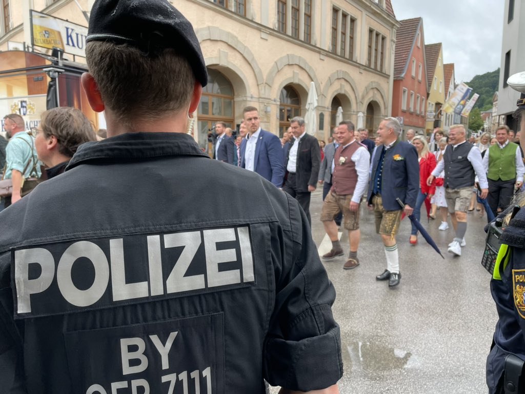 PolizeiOFR's tweet photo. Der #Festzug mit @Markus_Soeder und @MelanieHuml zieht nun vom Rathaus ins Festzelt. Zusammen mit dem Sicherheitsdienst passen wir auf, dass insbesondere Kinder nicht verletzt werden. #Bierwoche https://t.co/7Aqe9mxzNm