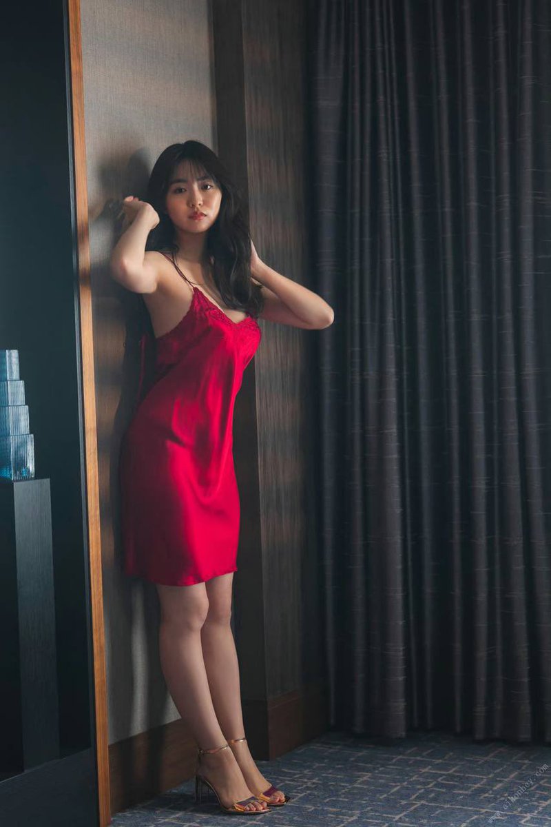 红吊带高跟鞋配大波浪，你是多想肉棒才打扮成一副母猪样的？是不是被人看着就控制不住发情流水了？跪下！腿分开！手抱头别动！忍不住吗？想要哪里止痒啊？忍着！屁股扭什么？乳头怎么立了？哪里想被满足自己说出来。不说把你按窗边让大家看看你的骚样！大点声你还知道害羞了？忘了自己犯贱了肥臀婊子！