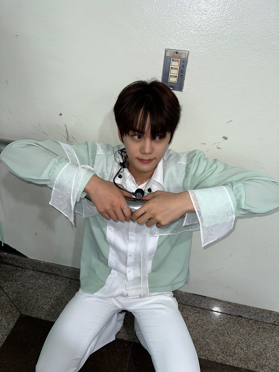 ZB1_official's tweet image. _💌

안녕하세요!김규빈입니다!!제로즈 너무 보고 싶어요..그래서 두 번째에 보고 싶은 맘을 담아 셀카 한번 찍어봤고요 리키 후드를 말 안 하고 입고 인증샷 한번 그리고 우리 빠빠씨 사진까지 아!맞다 그리고

#KIMGYUVIN #김규빈
#ZEROBASEONE #ZB1 #제로베이스원