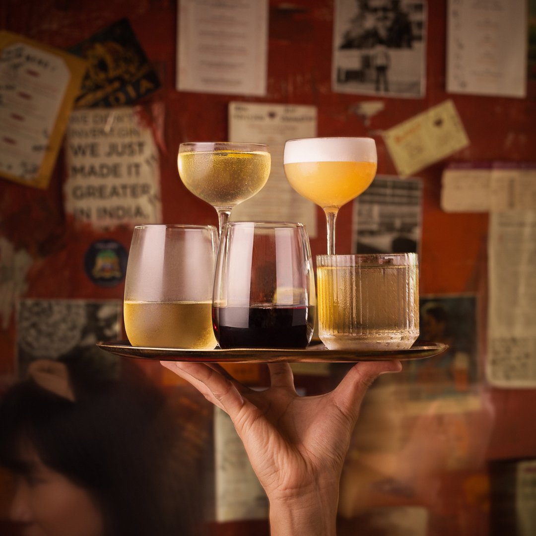 AsiaTop80's tweet photo. THE ELEPHANT ROOM, Singapore - It's time to clock out and raise your glass! Visit from 6 pm to 7.30 pm daily for their exclusive Happy Hour menu featuring a delightful selection of cocktails, wine, and beer.

Discover more  ➡️ https://t.co/kHbdjRSMsy

#Singapore #CocktailBars https://t.co/PgNkrjrkJl