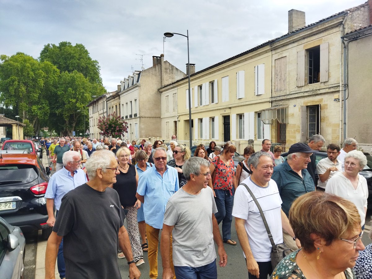 ChrisChassaigne's tweet photo. Le cortège grandit à #SainteFoyLaGrande pour défendre l'#Hôpital en présence des élus, des médecins du secteur et du @PRGGironde #Santé @yannickboutot #Gironde https://t.co/q3j6Ey2B62