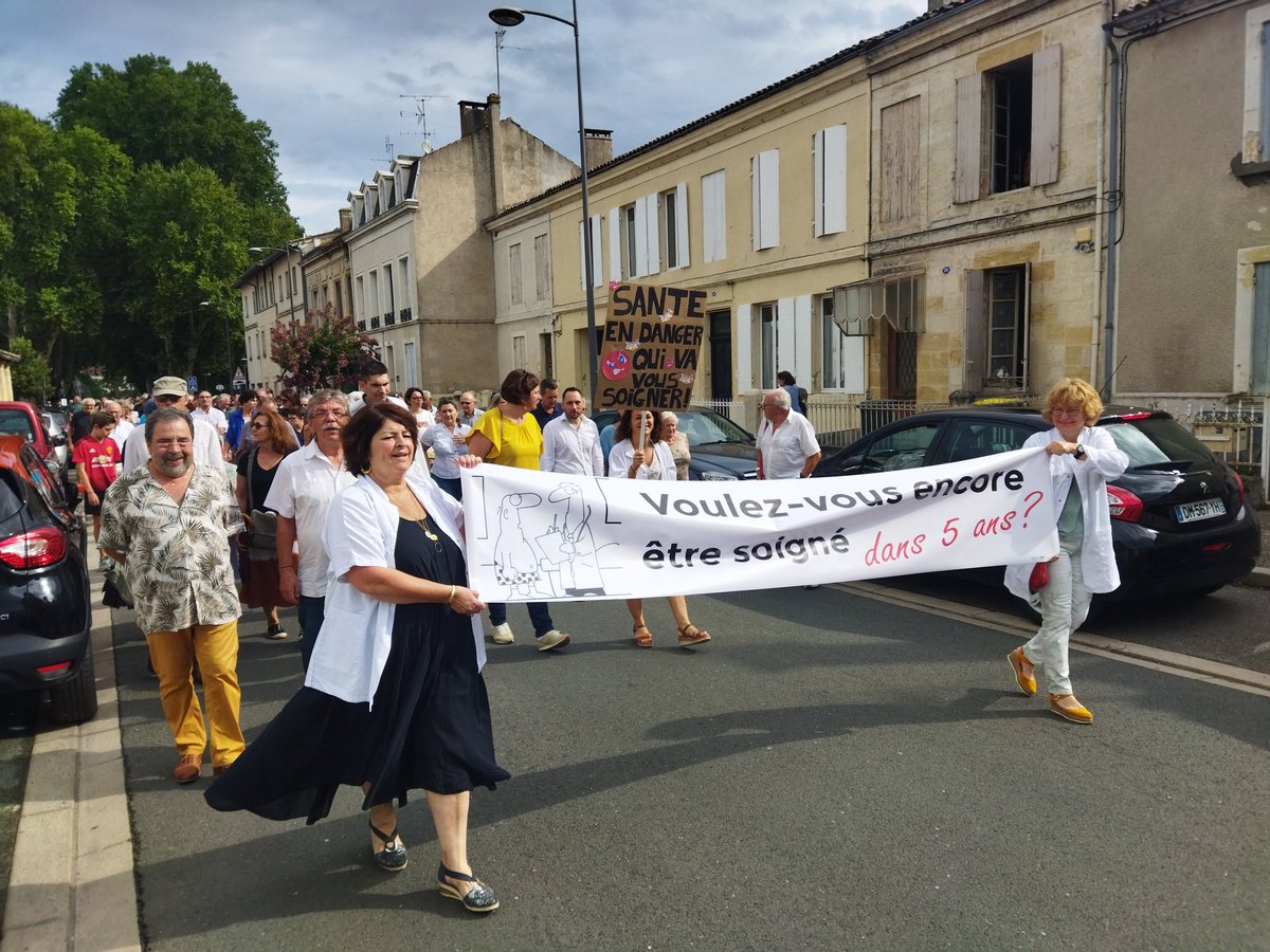 ChrisChassaigne's tweet photo. Le cortège grandit à #SainteFoyLaGrande pour défendre l'#Hôpital en présence des élus, des médecins du secteur et du @PRGGironde #Santé @yannickboutot #Gironde https://t.co/q3j6Ey2B62