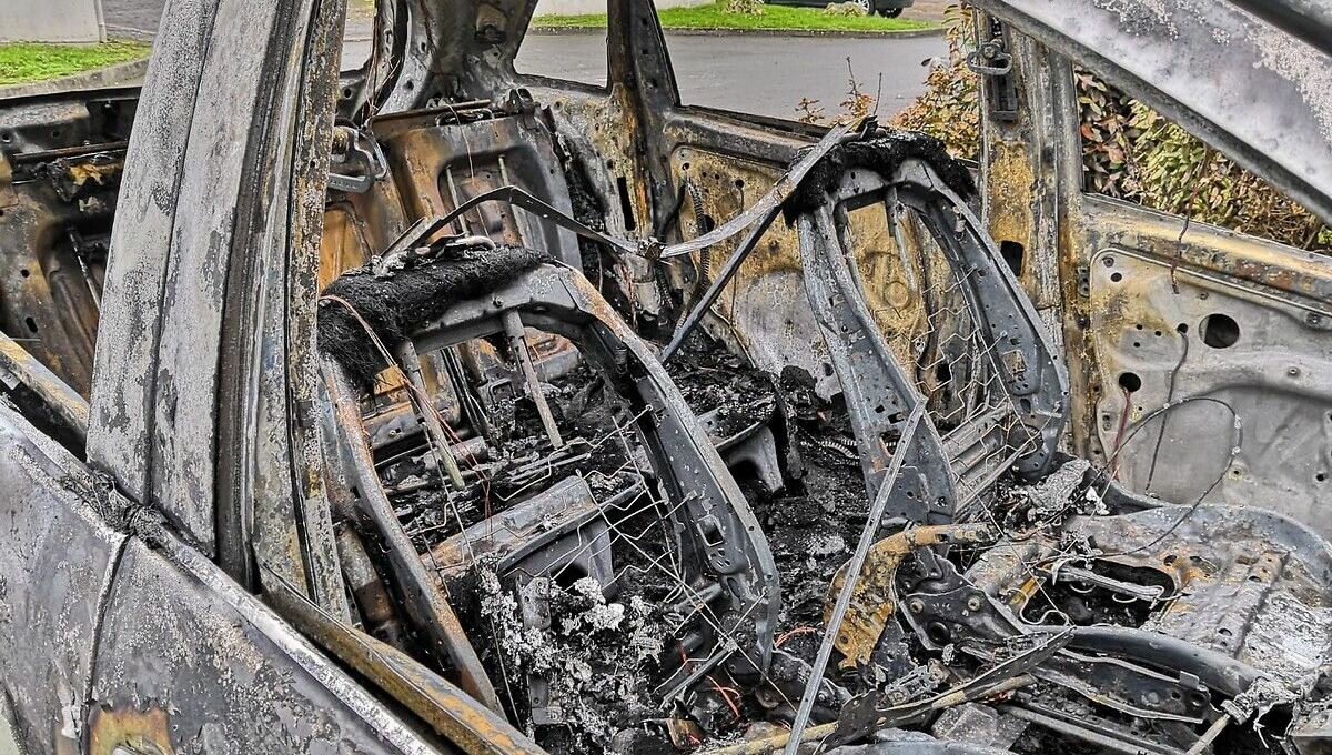 icipoitou's tweet photo. Deux-Sèvres : 17 voitures brûlées et un immeuble évacué cette nuit à Thouars
➡️ https://t.co/DAdYy44PbU https://t.co/7qgQZFj9Zy