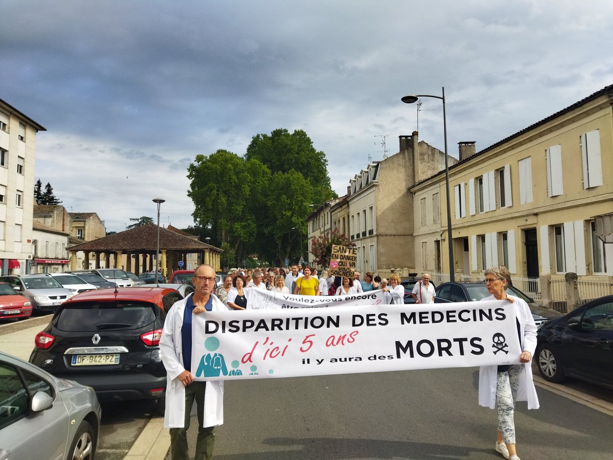 ChrisChassaigne's tweet photo. Le cortège grandit à #SainteFoyLaGrande pour défendre l'#Hôpital en présence des élus, des médecins du secteur et du @PRGGironde #Santé @yannickboutot #Gironde https://t.co/q3j6Ey2B62