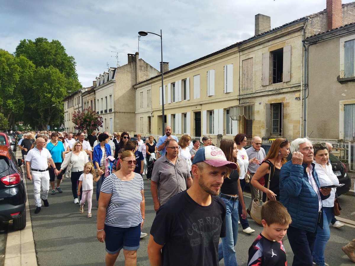 ChrisChassaigne's tweet photo. Le cortège grandit à #SainteFoyLaGrande pour défendre l'#Hôpital en présence des élus, des médecins du secteur et du @PRGGironde #Santé @yannickboutot #Gironde https://t.co/q3j6Ey2B62
