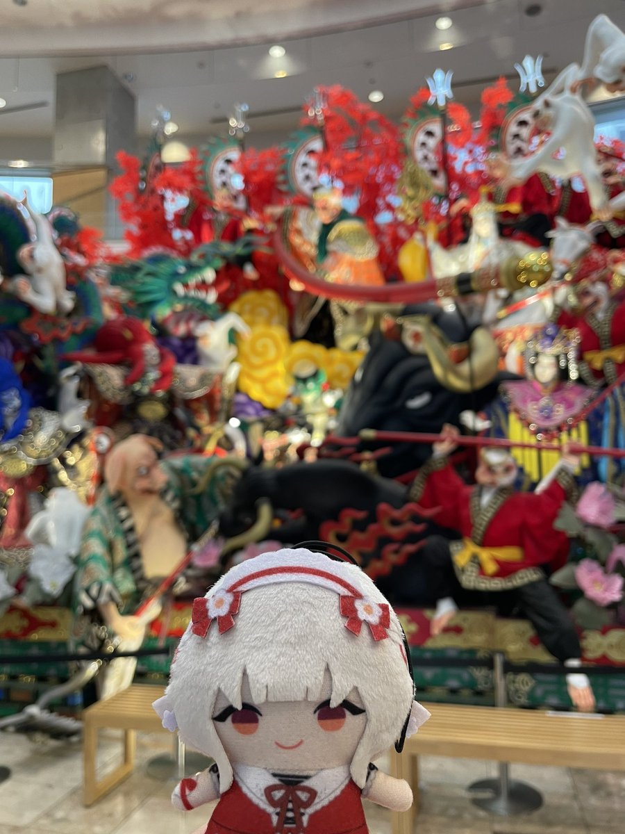 tsue_orera's tweet photo. 八戸いったよ〜!!等身大えるえる美少女だったよ🥺フォールガイズがんばってたね🥺会場のみんなえるえるのことを応援してたよ💕
フードコーナーの芋おいしかったよ🍠最後のは八戸のお祭り「三社大祭」の山車(だし)みたいだよ
#BTR3 #ドコドコ行ったぜ https://t.co/522NHlUYNQ