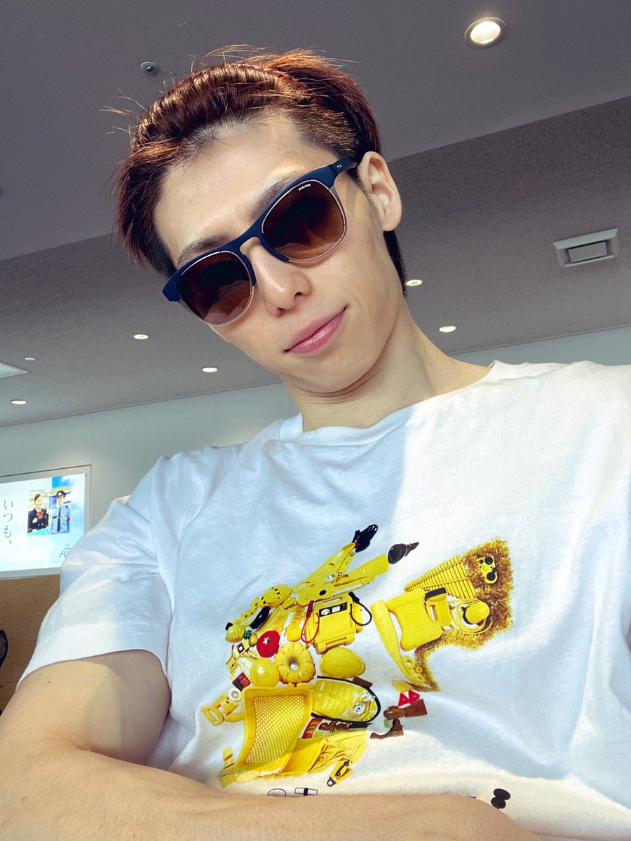 ek_eiichi's tweet photo. 日傘をもって、カチュウシャして、サングラスして、ピカチュウ🟡

いざ出陣✈️ 
「もちろん白を貫き通す」

後は、俺が楽しんでやるだけ
ワクワク！
　
https://t.co/hxFUf3YOoy 
#サマースタイルアワード https://t.co/rD4Aq4PD9D