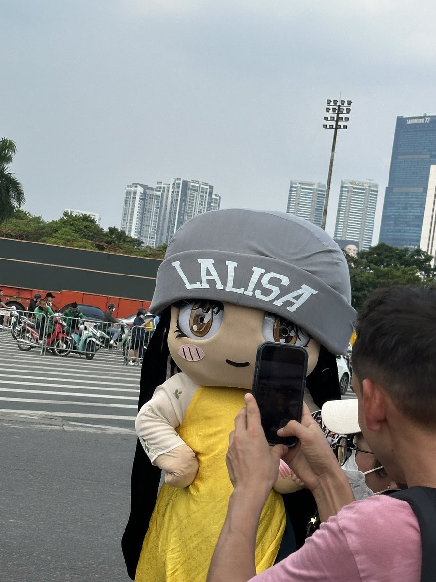 LISANATIONS_'s tweet photo. Admin finally met Lali in person 😭 https://t.co/3lEB93wGT8