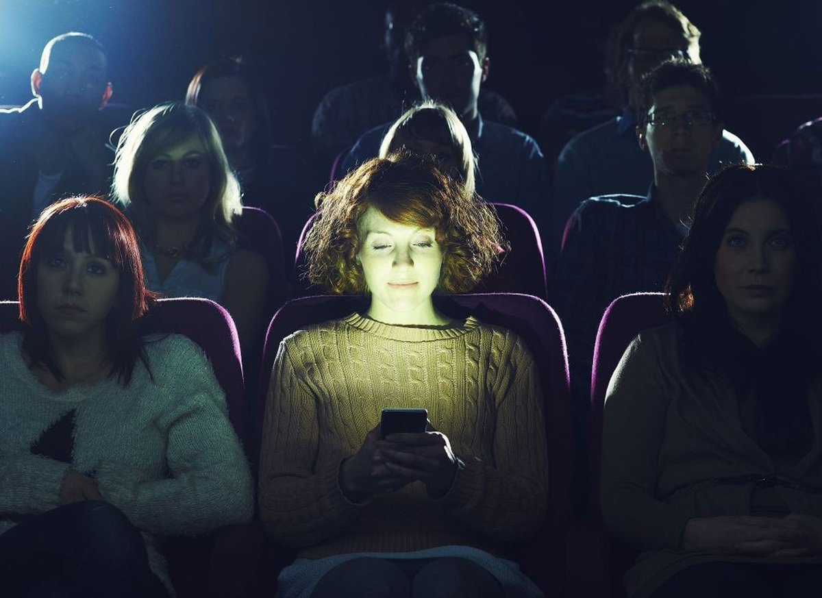 VideoclubWeird's tweet photo. No os toca los cojones que la gente mire el móvil en el cine? Por qué no les habilitan una sala para ello? https://t.co/Tv7ExOHLb1