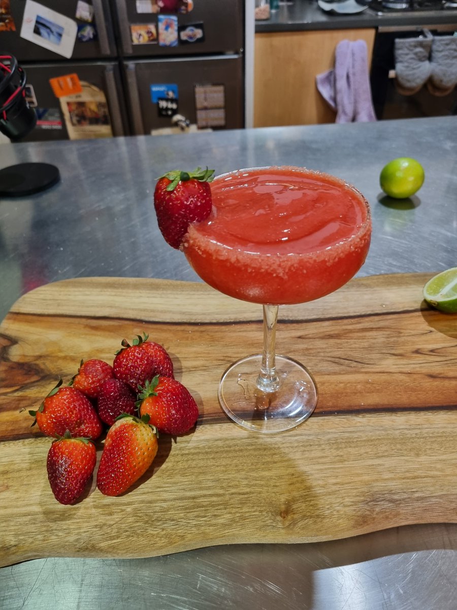 LilysLushLife's tweet photo. Posted my Frozen Strawberry Margarita recipe 🍹🧙‍♂️

First video in a long time 👉👈

Please show it some love 🎃🩷🦞link below ⬇ https://t.co/JICjZ44VNZ