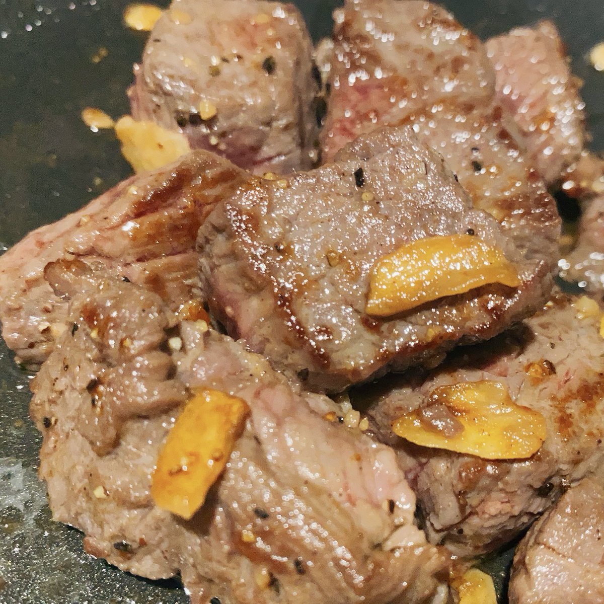 SS17567's tweet photo. 無性に肉食いたくなった

赤身の牛肉
オリーブオイルとガーリック
ブラックペッパーと岩塩
これだけで、充分いける https://t.co/1LSNXIq7pU