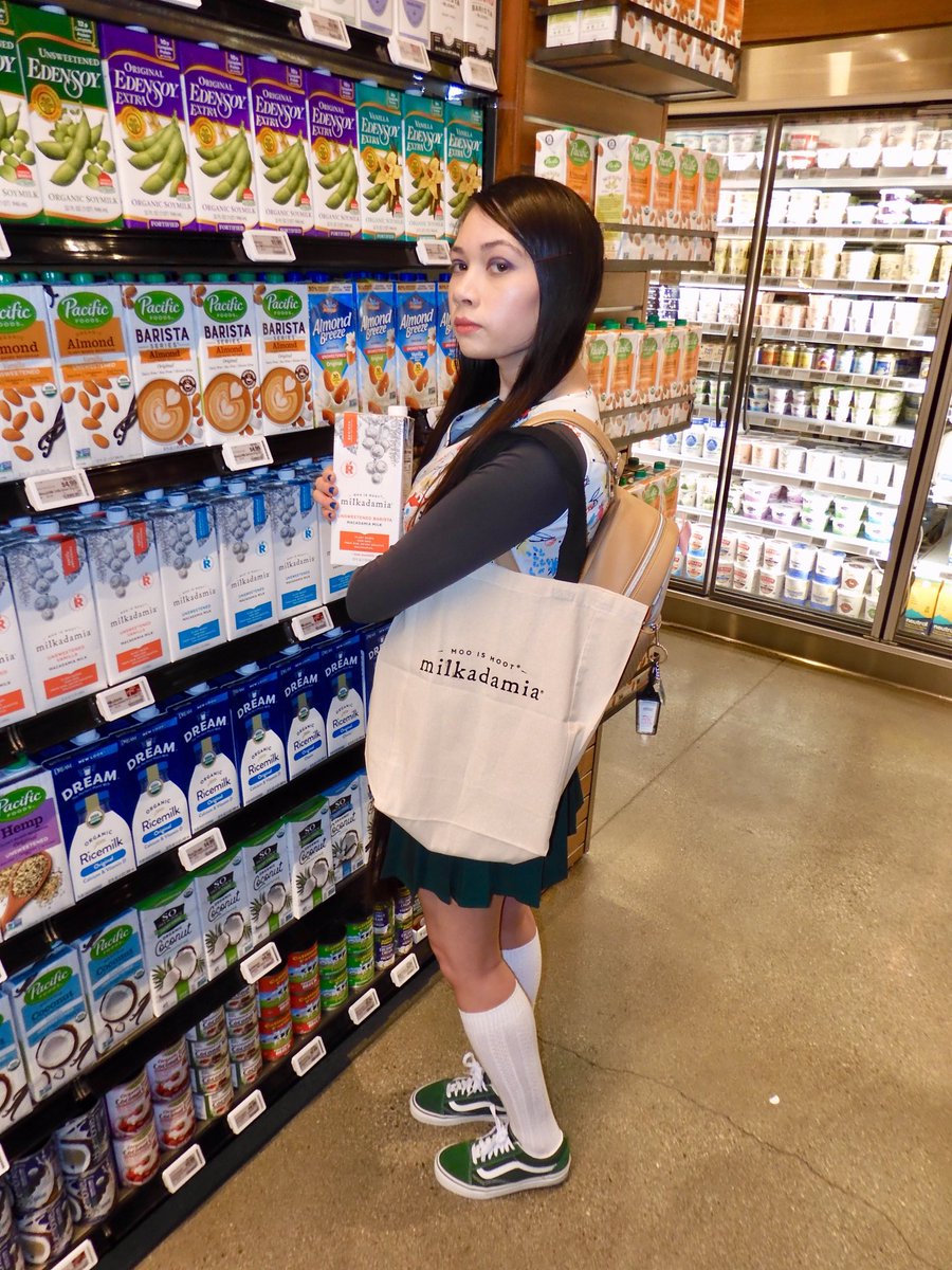Queenie4ever's tweet photo. I’m going nuts over barista style @milkadamia The smooth, creamy taste is so versatile for adding to coffee, smoothies, baked goods, and more. Check it our for yourself🥛#Sponsored #Milkadamiapack #vegan #latteda #Ripplestreet https://t.co/KbHv0pj9uS https://t.co/ZNS2IpKE1b