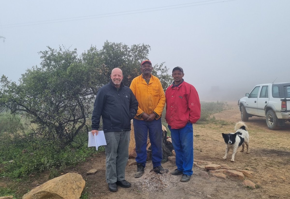 Stopping to share the warmth of a fire with some locals in the Cederberg. So important to hear from people who live the experience when planning for #wildfireprevention #preattackplan #fireiseveryonesfight