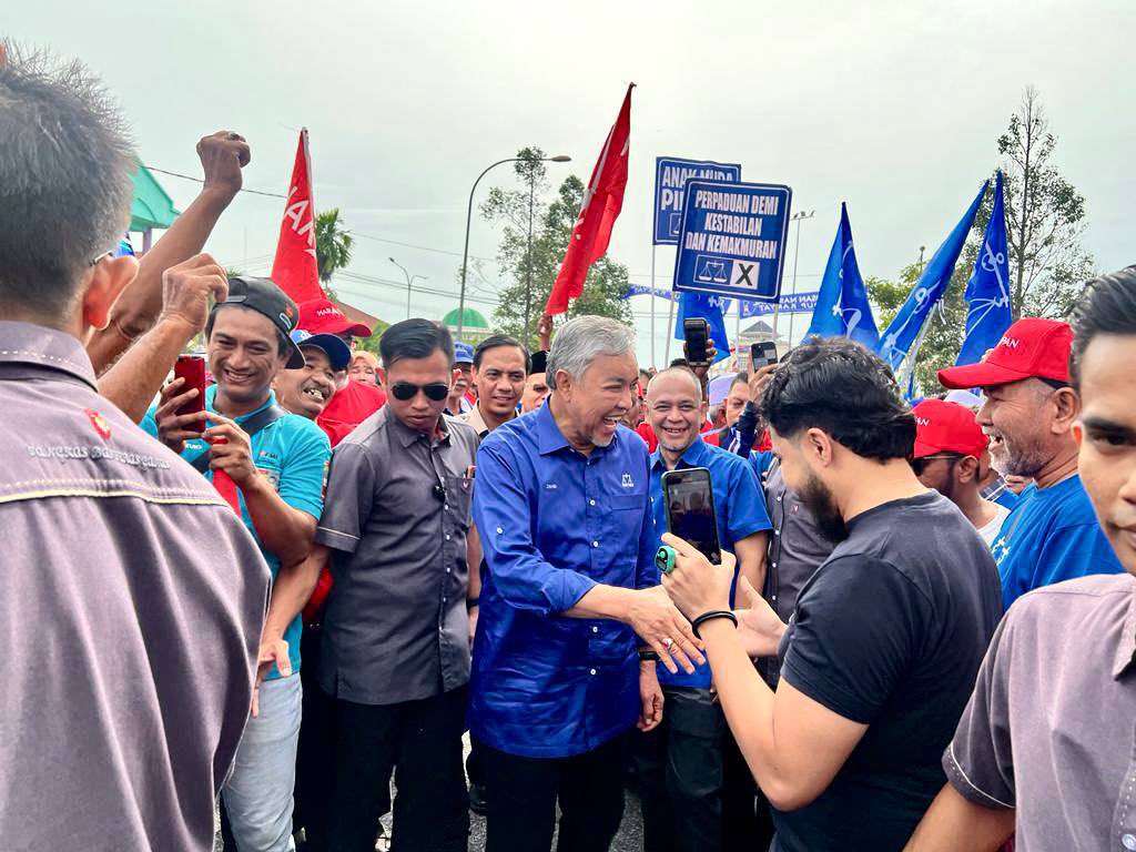 DrZahidHamidi's tweet photo. Ketika berada di Kelantan, selepas di Pasir Mas tadi sempat saya singgah juga ke Parlimen Rantau Panjang bertemu dengan penyokong-penyokong BN &amp; PH ketika mereka sedang menunggu calon-calon termasuk lah Anuar Bin Mohamad N15 Gual Periok &amp; Akbar Bin Salim N.16 Apam Putra. https://t.co/Wb32ILdRVm