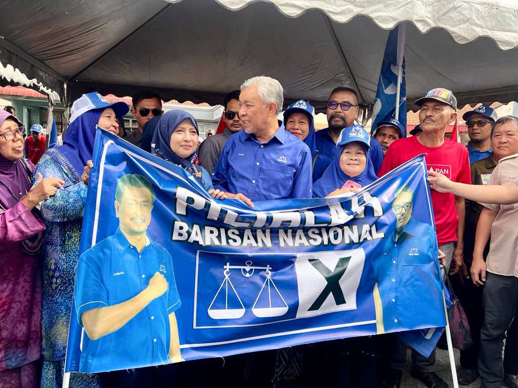 DrZahidHamidi's tweet photo. Ketika berada di Kelantan, selepas di Pasir Mas tadi sempat saya singgah juga ke Parlimen Rantau Panjang bertemu dengan penyokong-penyokong BN &amp; PH ketika mereka sedang menunggu calon-calon termasuk lah Anuar Bin Mohamad N15 Gual Periok &amp; Akbar Bin Salim N.16 Apam Putra. https://t.co/Wb32ILdRVm