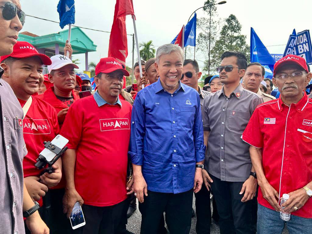 DrZahidHamidi's tweet photo. Ketika berada di Kelantan, selepas di Pasir Mas tadi sempat saya singgah juga ke Parlimen Rantau Panjang bertemu dengan penyokong-penyokong BN &amp; PH ketika mereka sedang menunggu calon-calon termasuk lah Anuar Bin Mohamad N15 Gual Periok &amp; Akbar Bin Salim N.16 Apam Putra. https://t.co/Wb32ILdRVm
