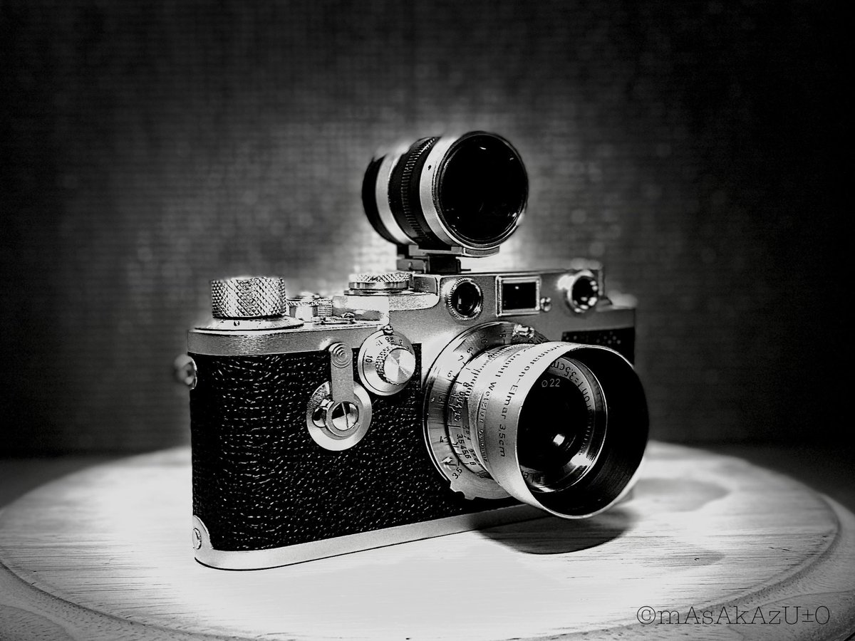 次に使うカメラをセットアップ。

今回のポイントは外付けファインダー。Leicaを使わず日本光学(NIKON)！
35mm〜135mmまで対応出来るので便利です。

夏は小さいカメラが楽ですな。
でも暑くて外に出たくないですな…🥵

#BarnackLeica Ⅲf
#Summaron 3.5cm/f3.5
#日本光学
#フィルムカメラ